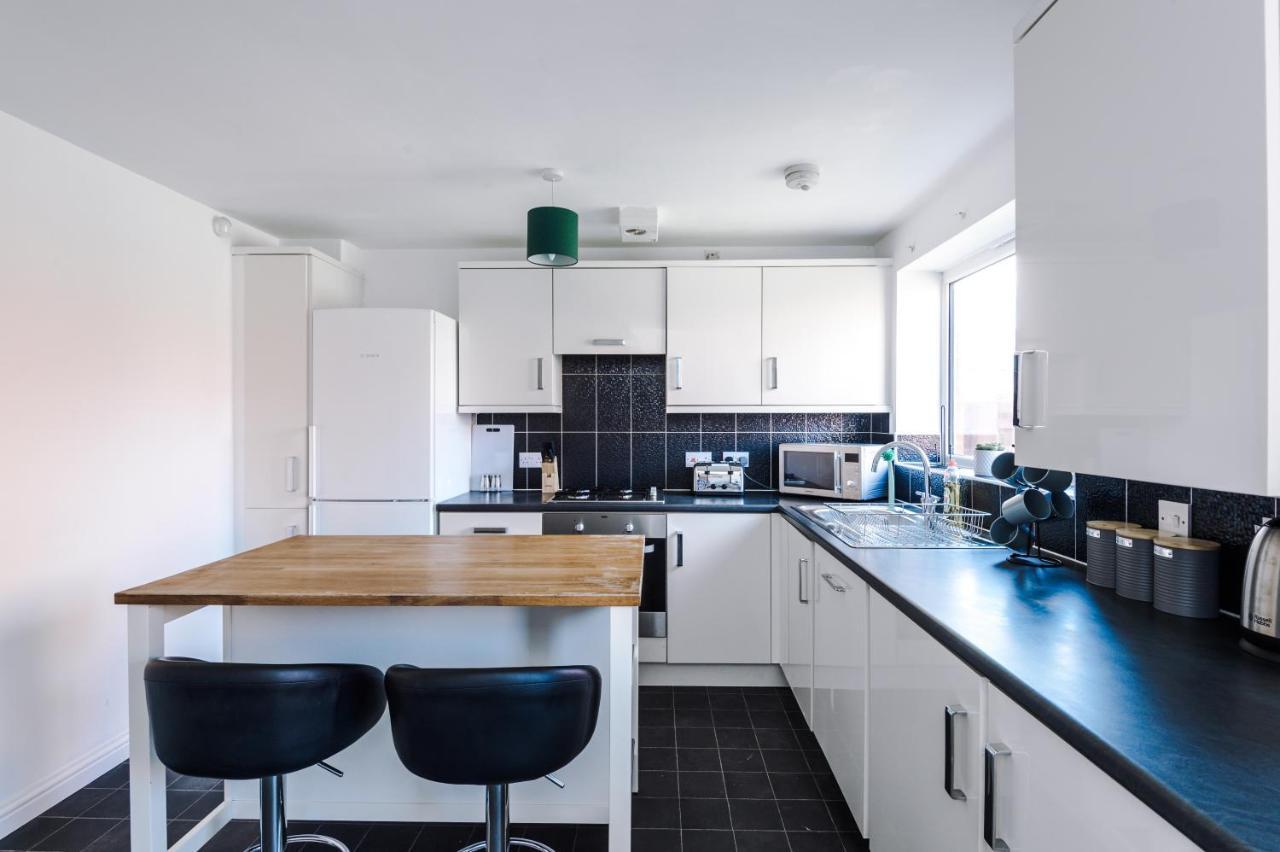 5 Bedroom House Hosted By Mcr Dens * Manchester