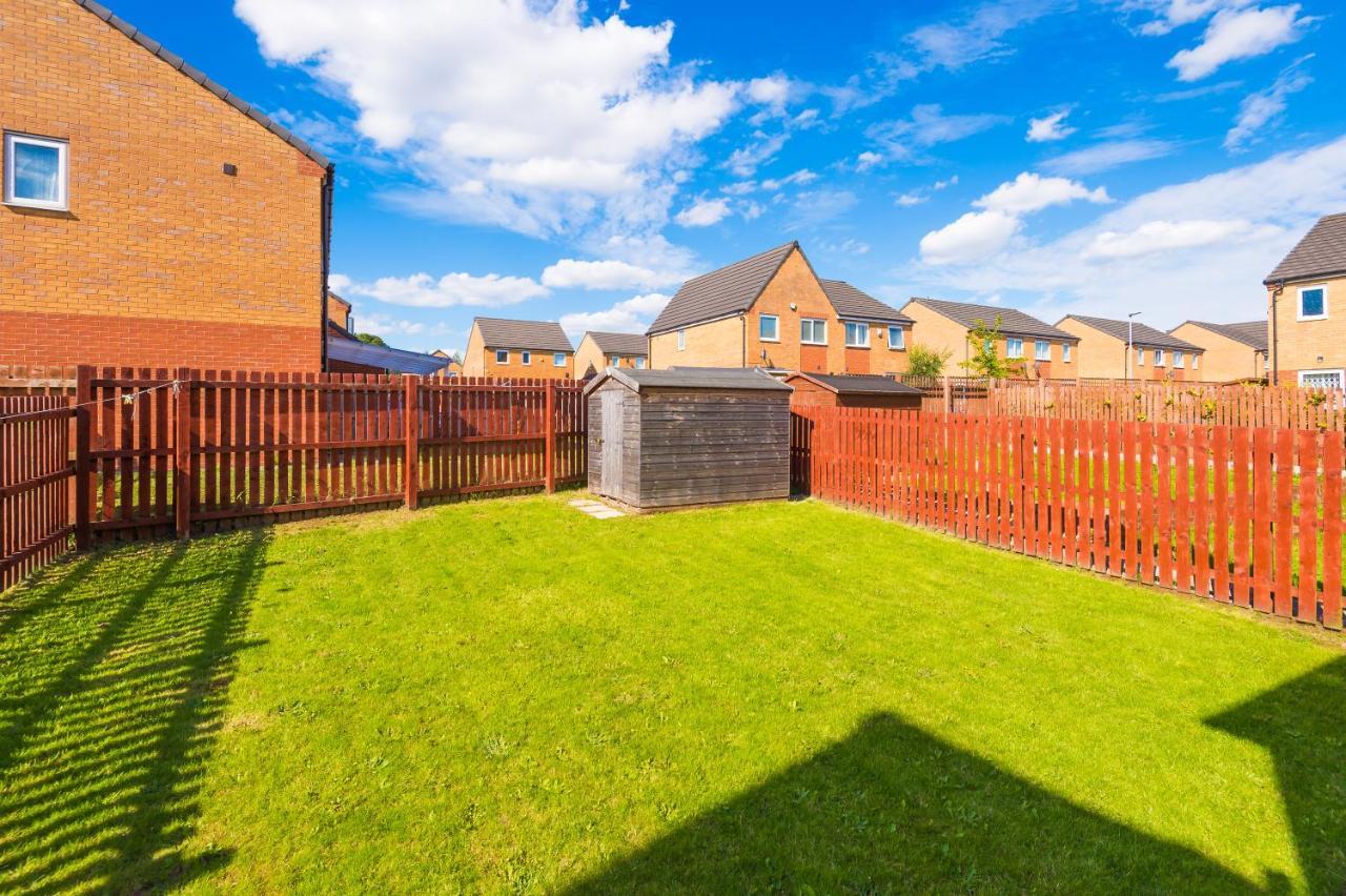5 Bedroom House Hosted By Mcr Dens *