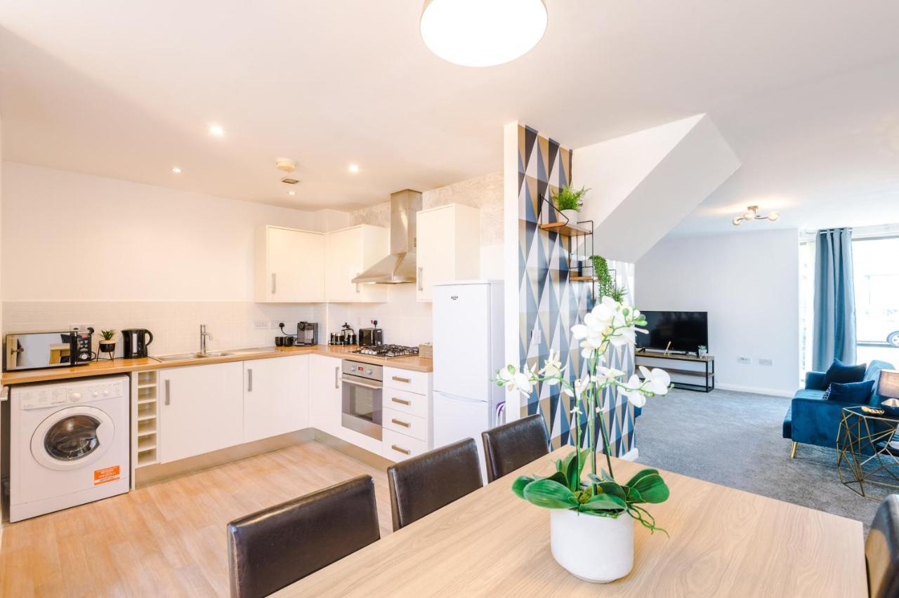 3 Bedroom Hosted By Mcr Dens Holiday home *