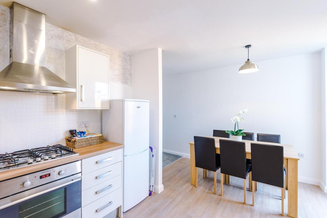 Holiday home 3 Bedroom Hosted By Mcr Dens