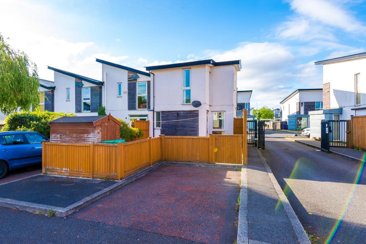 Holiday home 3 Bedroom Hosted By Mcr Dens