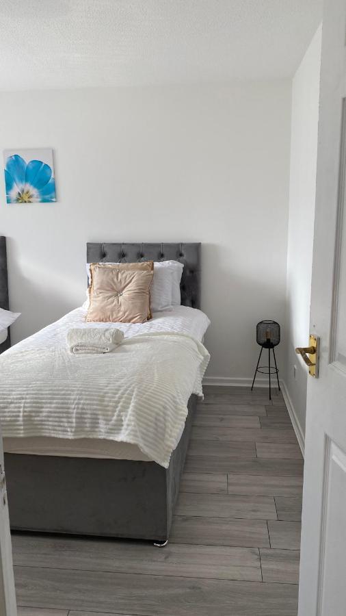 Bv Luxury Spacious 3 Bedroom House At Isaac Close * Manchester