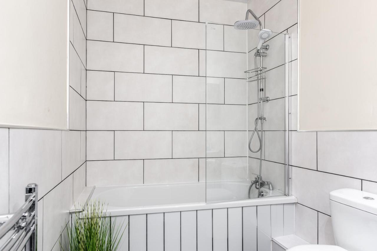 Jetson House - Luxury 4-bed With King Size Bedroom Near Etihad *