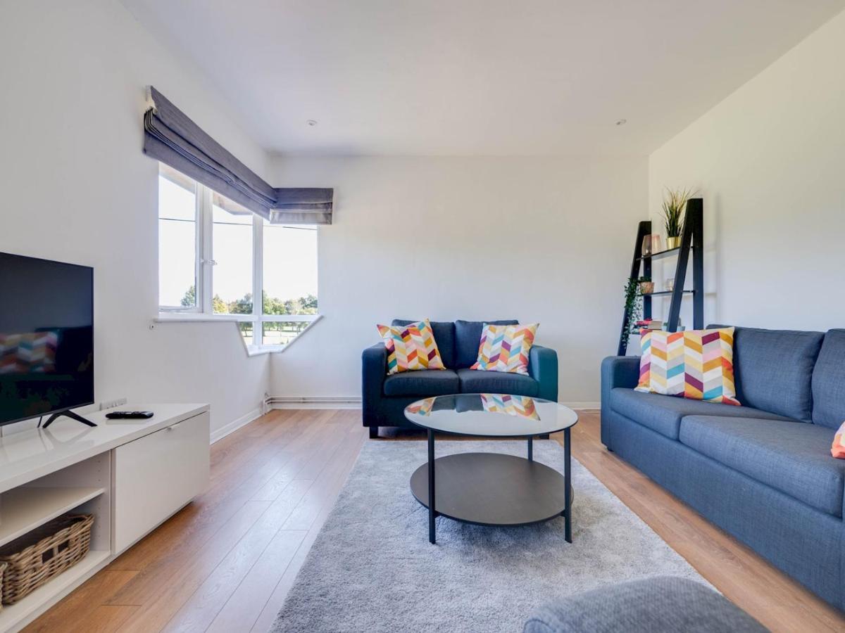 Pass The Keys Lovely 3 Bedroom Golf Club And Parking Manchester