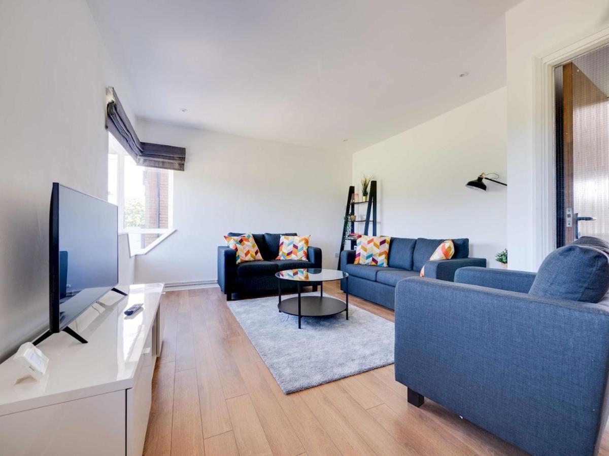 Vakantiehuis Pass The Keys Lovely 3 Bedroom Golf Club And Parking Manchester