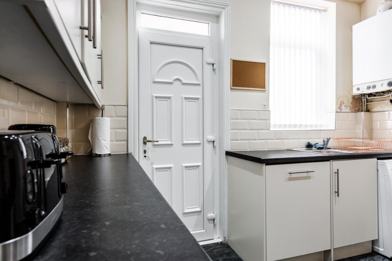 Jetson House - Luxury 4-bed With King Size Bedroom Near Etihad Holiday home
