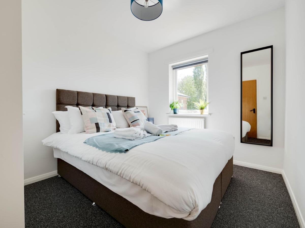 Pass The Keys Lovely 3 Bedroom Golf Club And Parking * Manchester