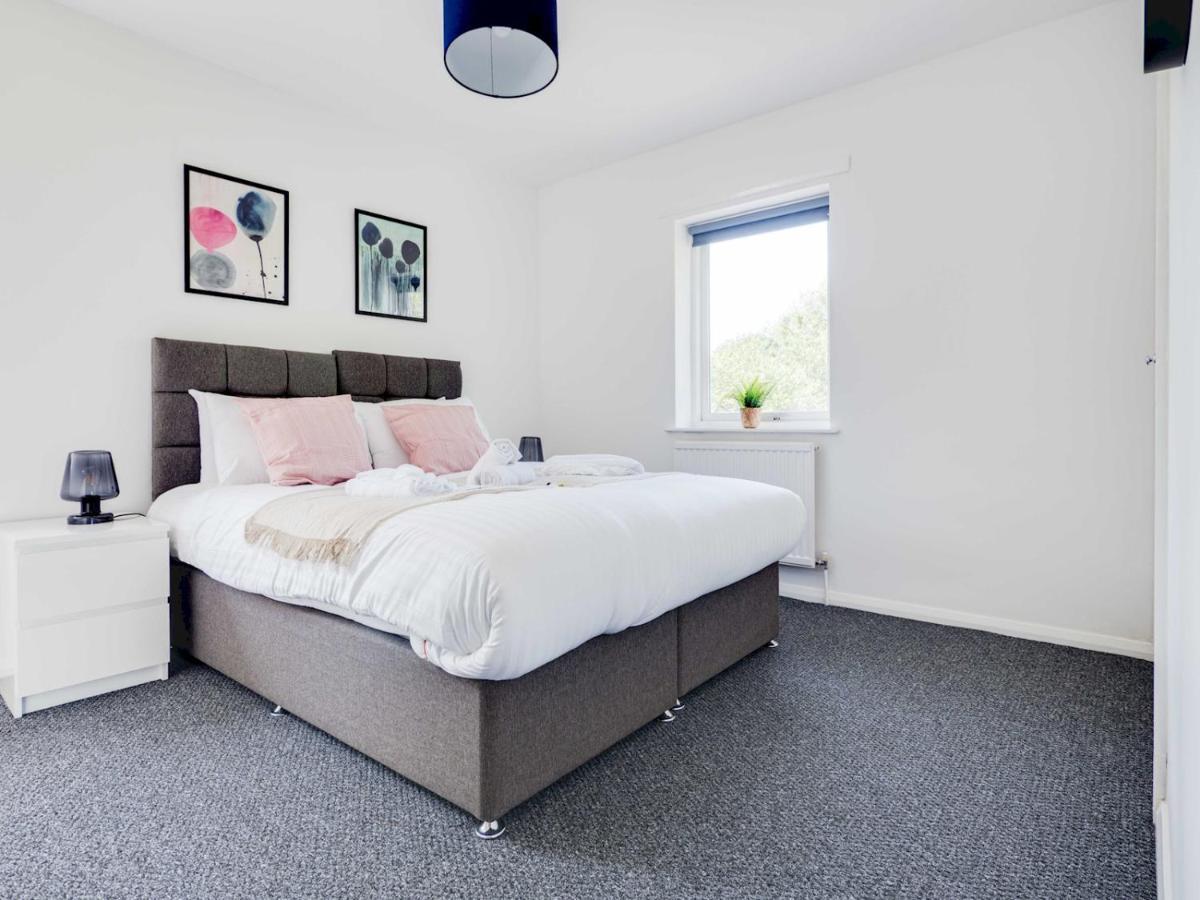 Pass The Keys Lovely 3 Bedroom Golf Club And Parking * Manchester