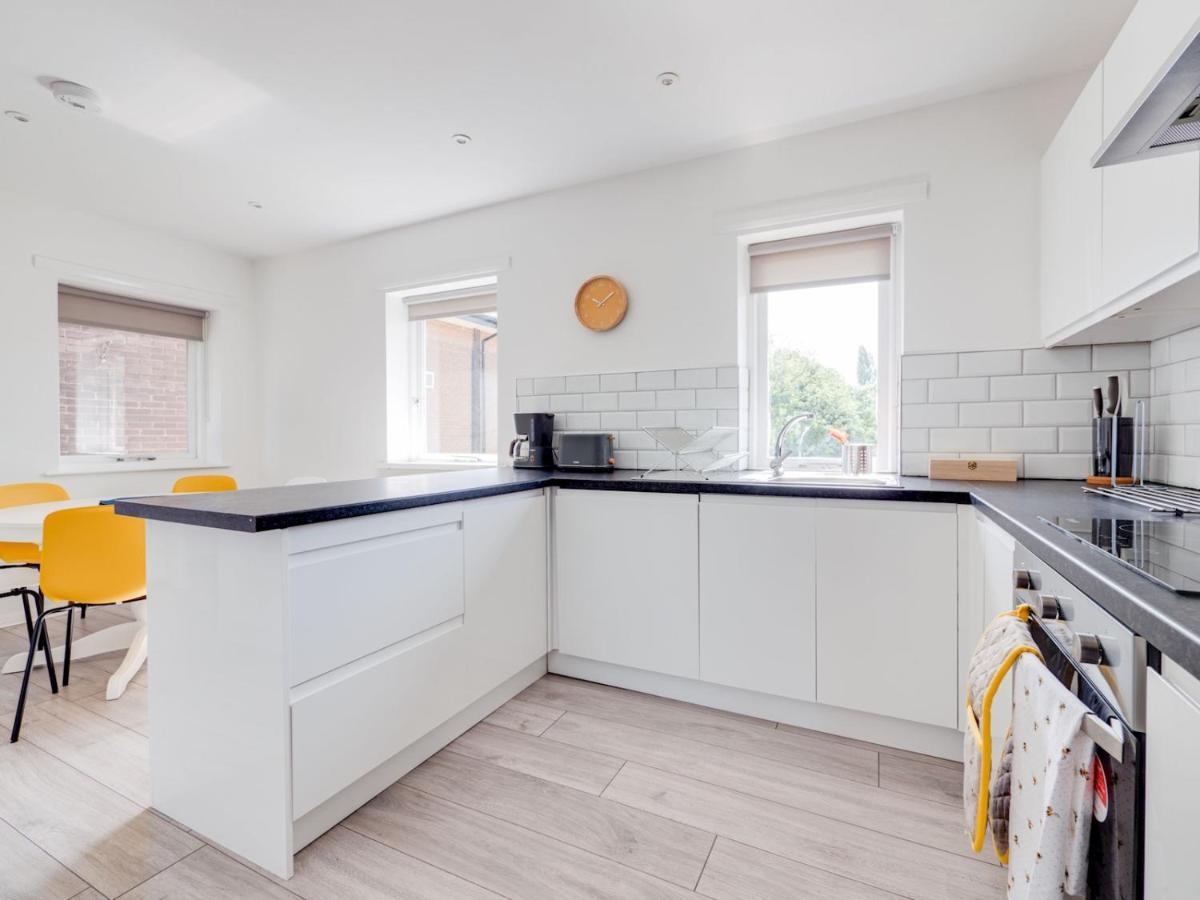 Pass The Keys Lovely 3 Bedroom Golf Club And Parking * Manchester