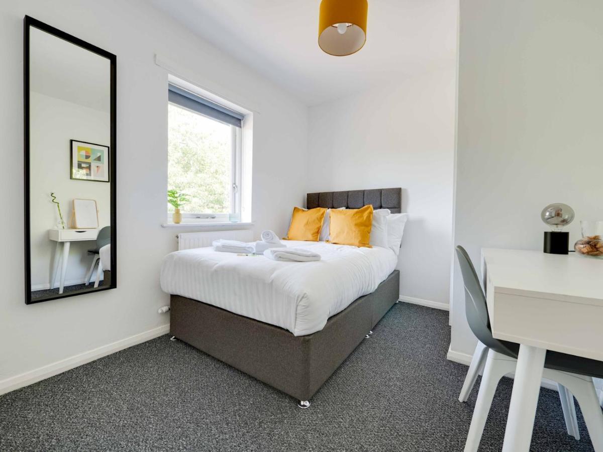 Pass The Keys Lovely 3 Bedroom Golf Club And Parking Manchester
