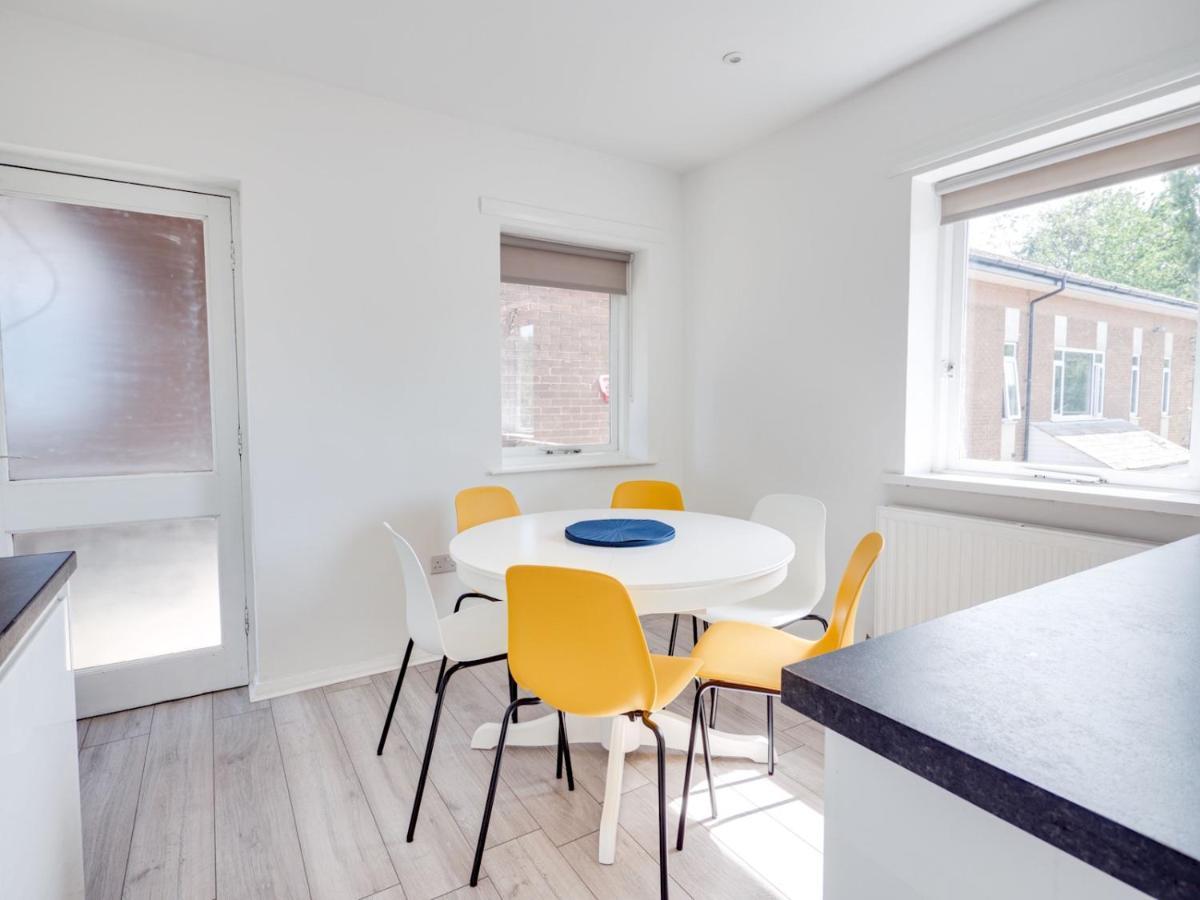 Vakantiehuis Pass The Keys Lovely 3 Bedroom Golf Club And Parking Manchester