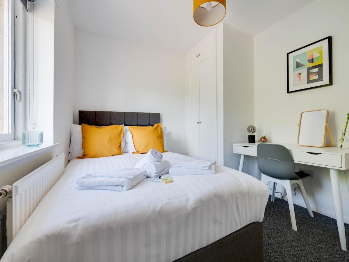 Vakantiehuis Pass The Keys Lovely 3 Bedroom Golf Club And Parking Manchester
