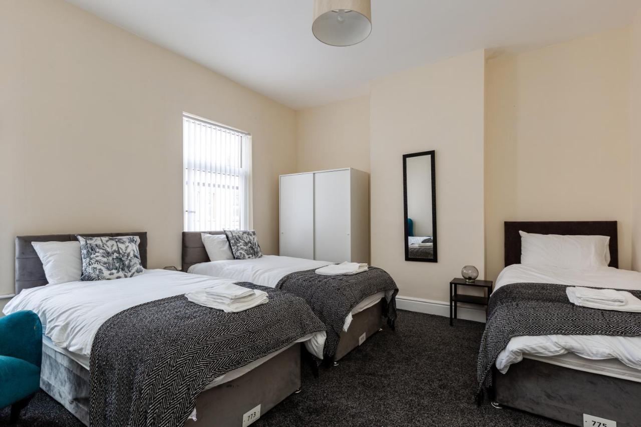 Jetson House - Luxury 4-bed With King Size Bedroom Near Etihad Holiday home *