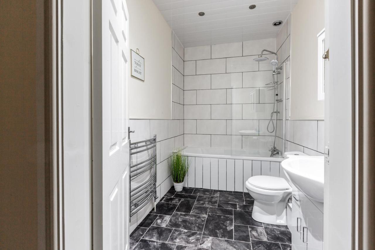 Jetson House - Luxury 4-bed With King Size Bedroom Near Etihad Holiday home *