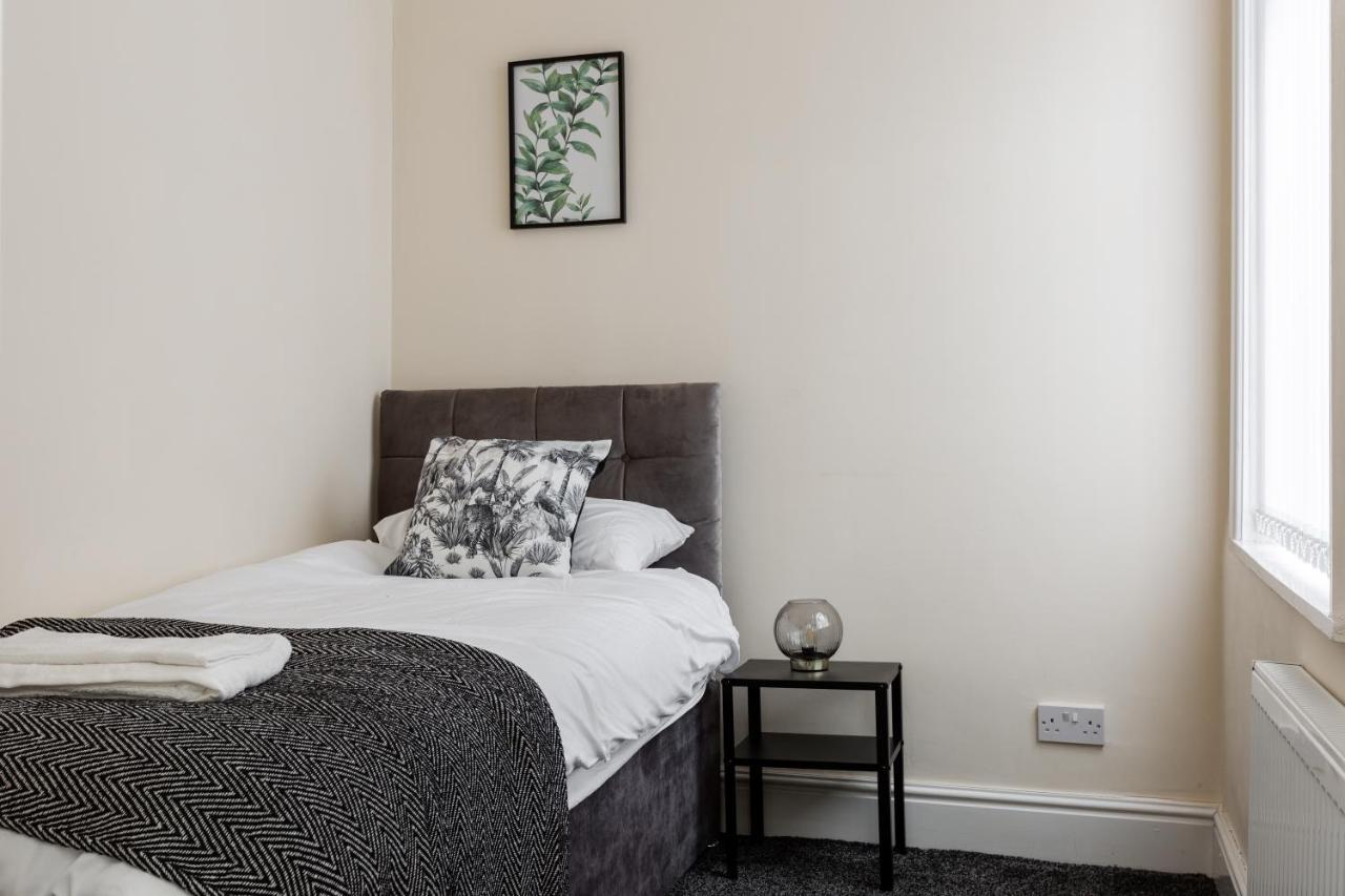 Jetson House - Luxury 4-bed With King Size Bedroom Near Etihad Holiday home