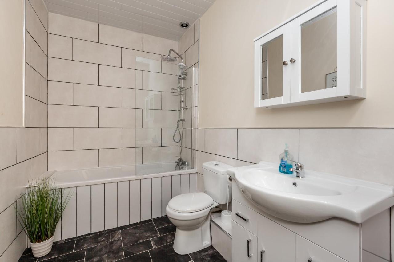 Holiday home Jetson House - Luxury 4-bed With King Size Bedroom Near Etihad Manchester