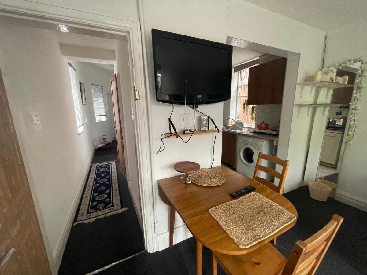 Private Studio Flat Great Location In Appartement *