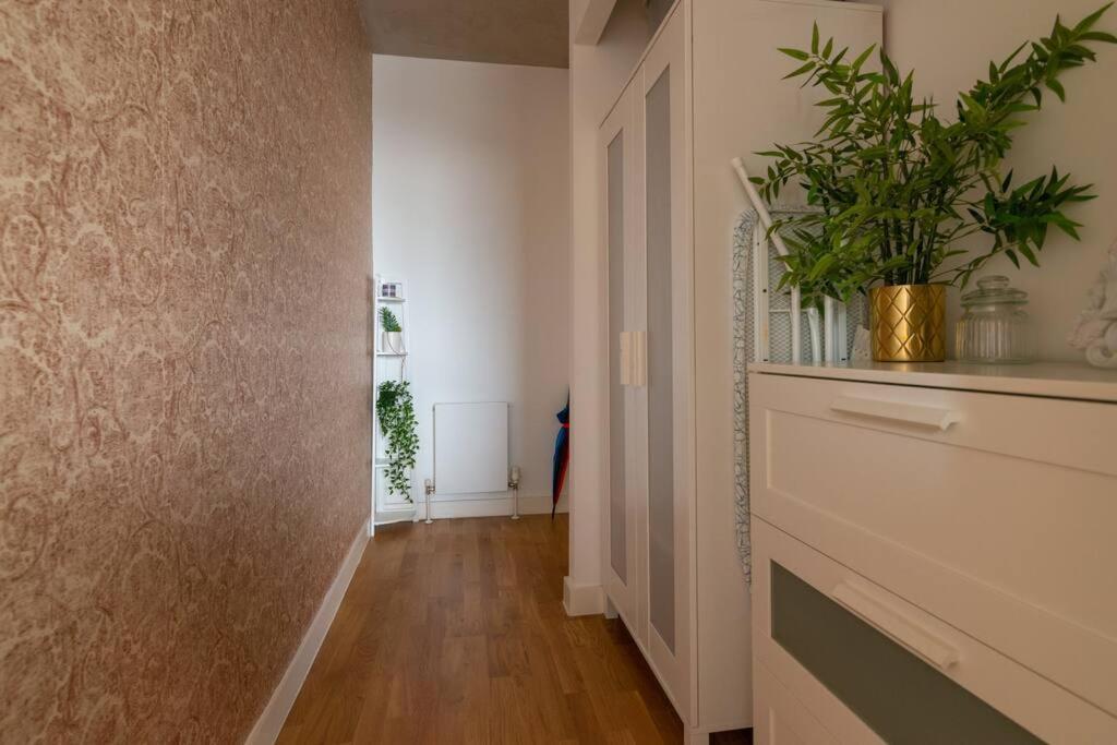 Superhost - Beautiful Canal Facing Appartement