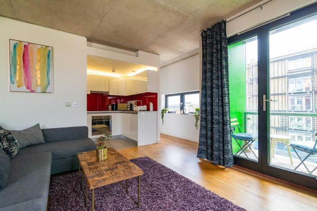 Superhost - Beautiful Canal Facing Appartement *
