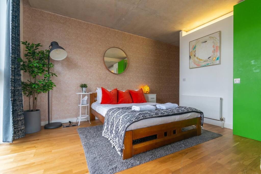 Superhost - Beautiful Canal Facing Appartement