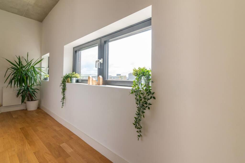 Superhost - Beautiful Canal Facing Appartement