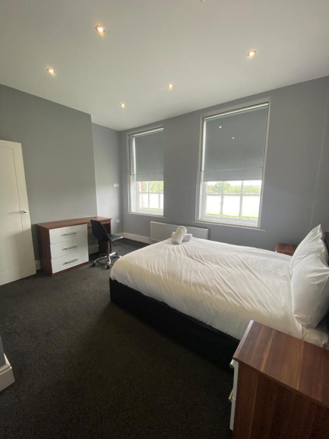 Extra Large 6 Bed 7 Bath Townhouse In Manchester