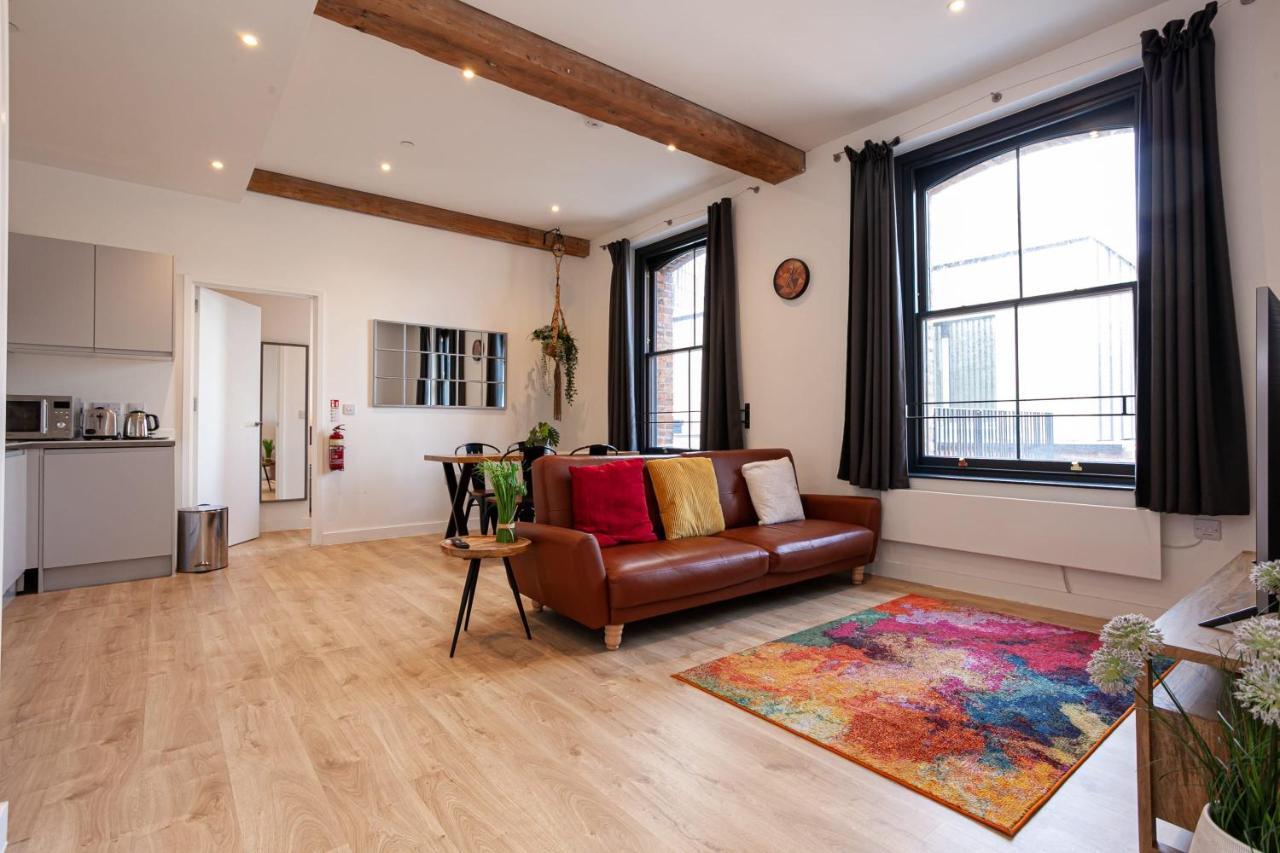 Superb 2bed 2bath 5min Walk To Victoria Station * Manchester