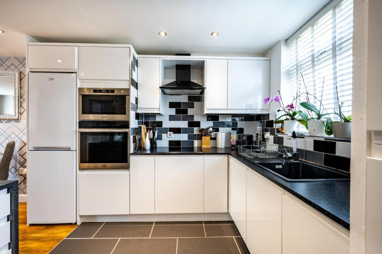 Stunning 1bd Flat Close To Centre