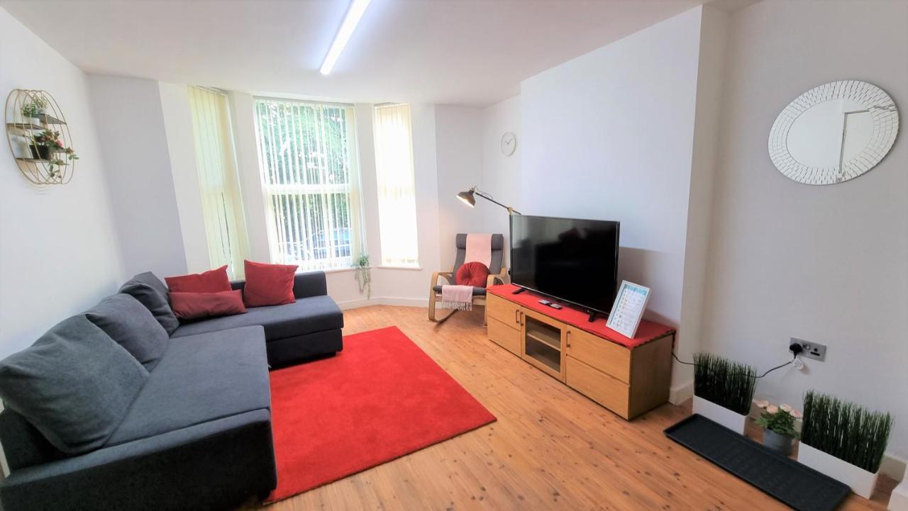 Beautiful And Spacious Apartment: 3 Beds & 2 Bath - Newly Renovated ,open-plan Kitchen/living Apartment Manchester