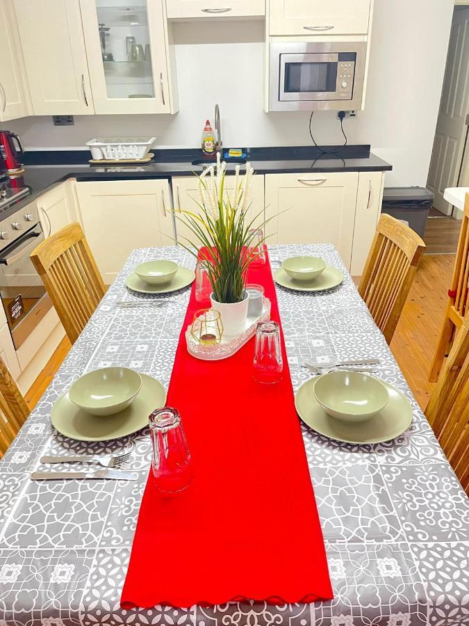 Beautiful And Spacious Apartment: 3 Beds & 2 Bath - Newly Renovated ,open-plan Kitchen/living Manchester