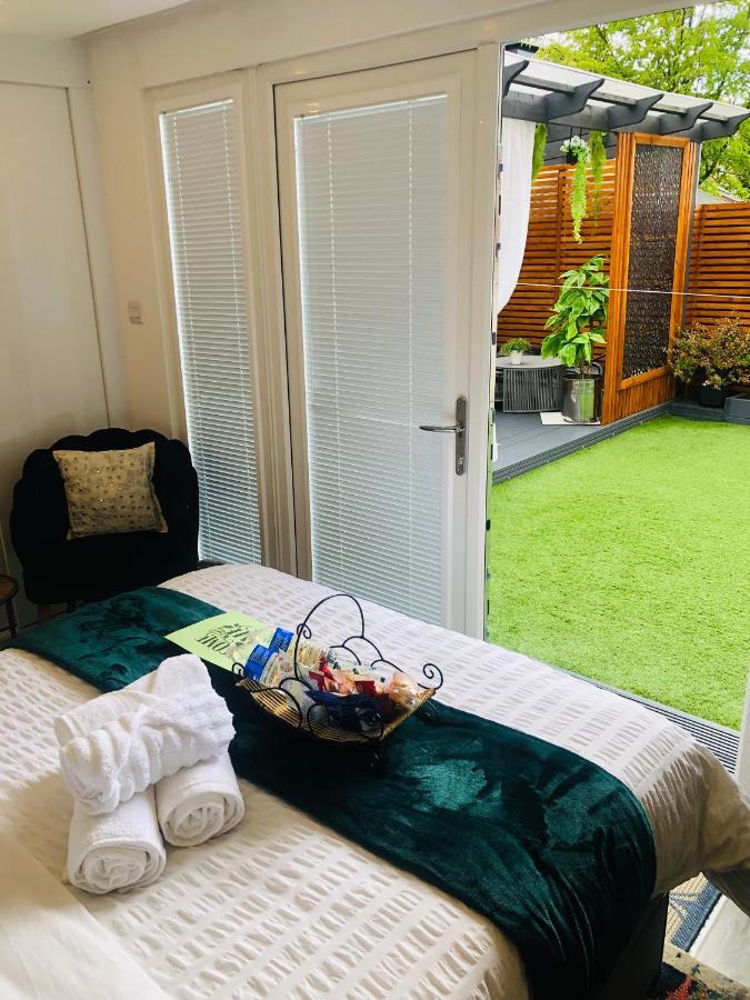 Meezee Pearl Double Bed With Free Parking Guest house