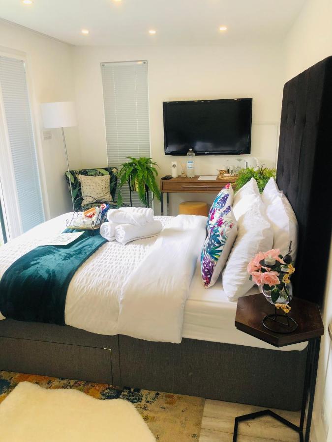 Meezee Pearl Double Bed With Free Parking Guest house