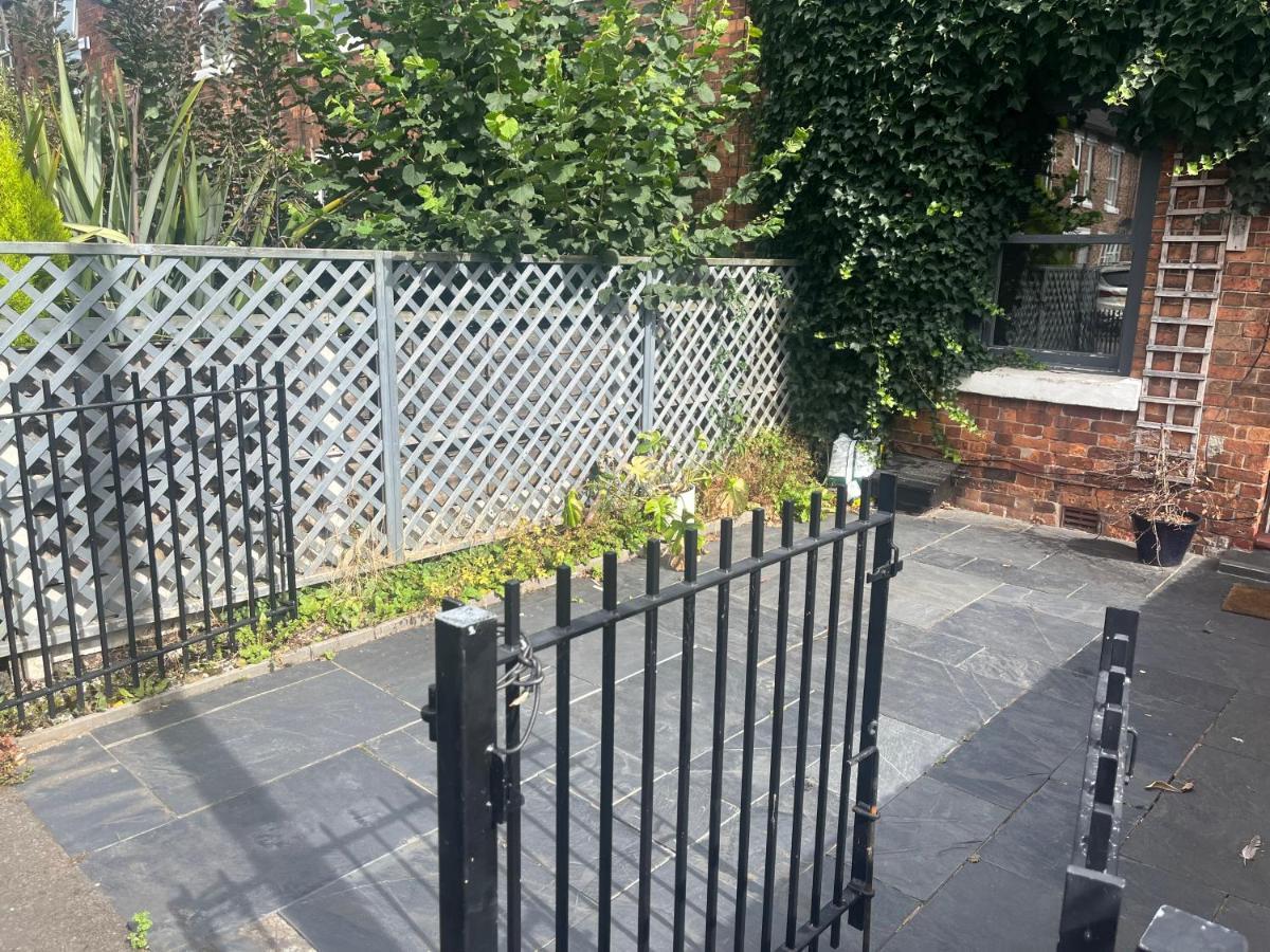 3-bedroom With Free Parking In Chorlton Manchester
