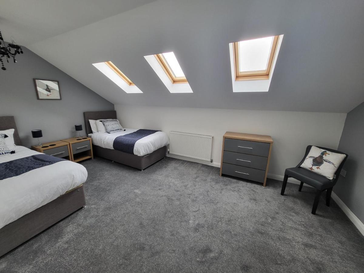 4 Bedroom Home Nr Ashton U Lyne Sleeps 7 In Comfort *