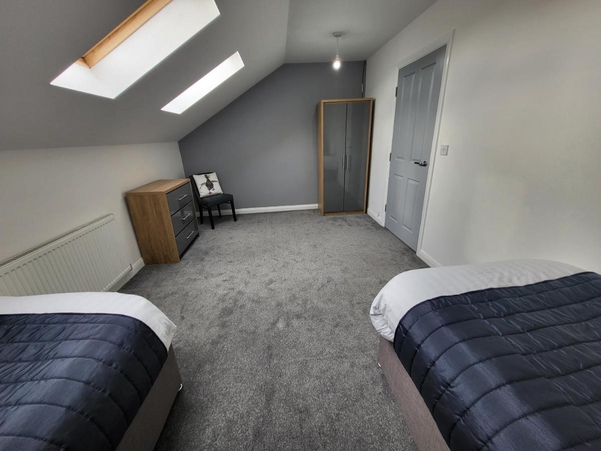 4 Bedroom Home Nr Ashton U Lyne Sleeps 7 In Comfort * Manchester