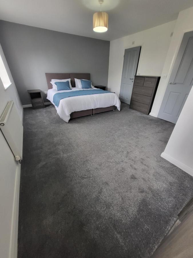 4 Bedroom Home Nr Ashton U Lyne Sleeps 7 In Comfort Holiday home Manchester