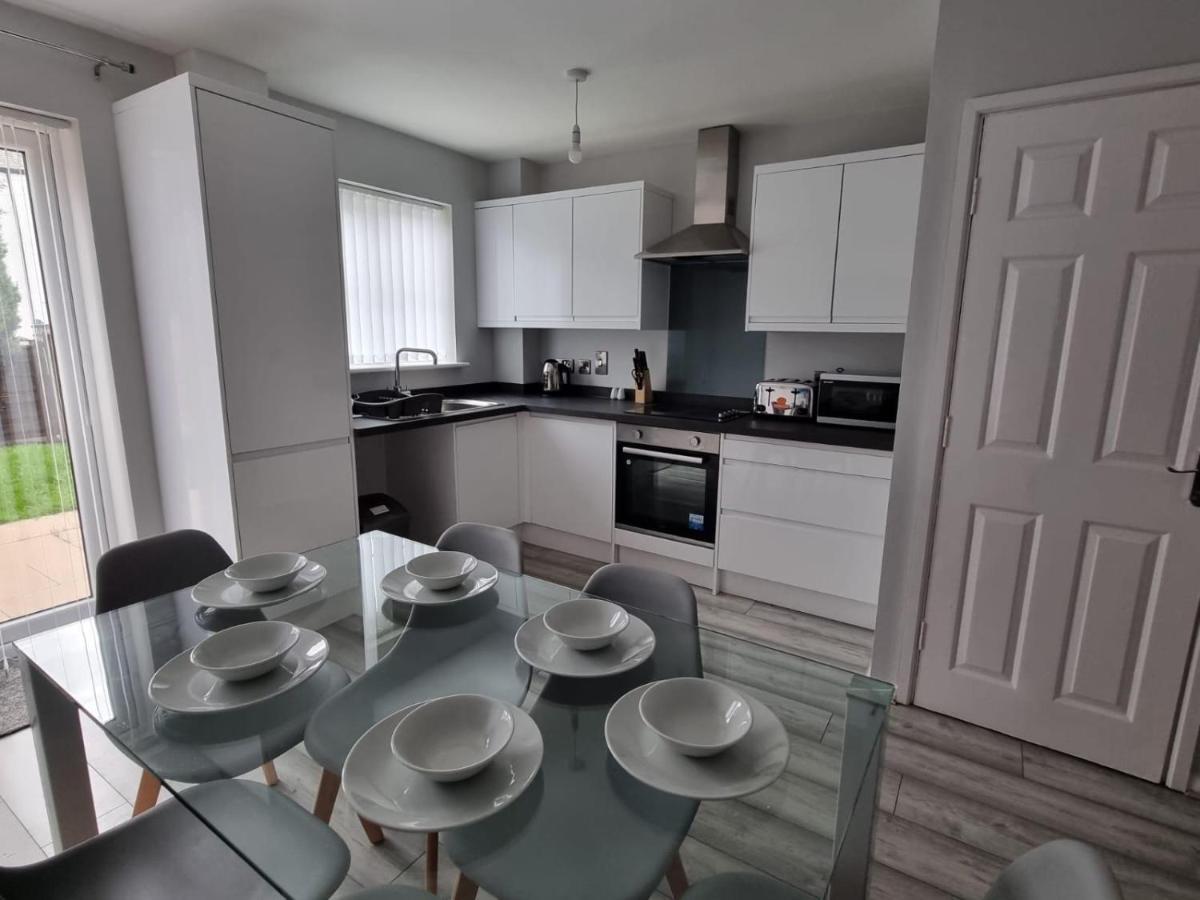 Beautiful 4 Bed Home, Sleeps 6, Driveway Parking, With Sky & Bt Sports *