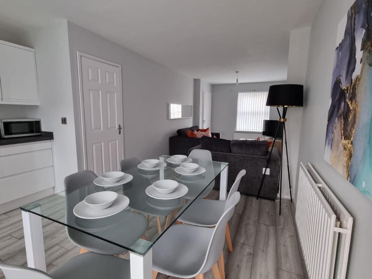Beautiful 4 Bed Home, Sleeps 6, Driveway Parking, With Sky & Bt Sports Vakantiehuis Manchester