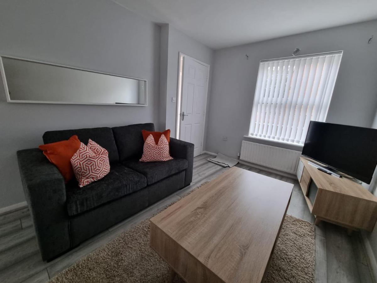 Beautiful 4 Bed Home, Sleeps 6, Driveway Parking, With Sky & Bt Sports * Manchester