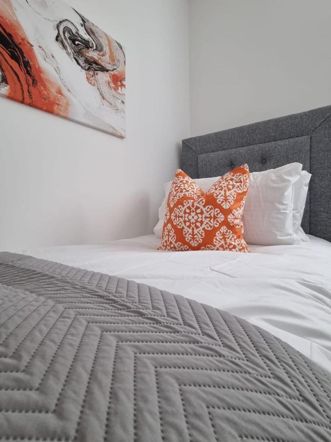 Vakantiehuis Beautiful 4 Bed Home, Sleeps 6, Driveway Parking, With Sky & Bt Sports *