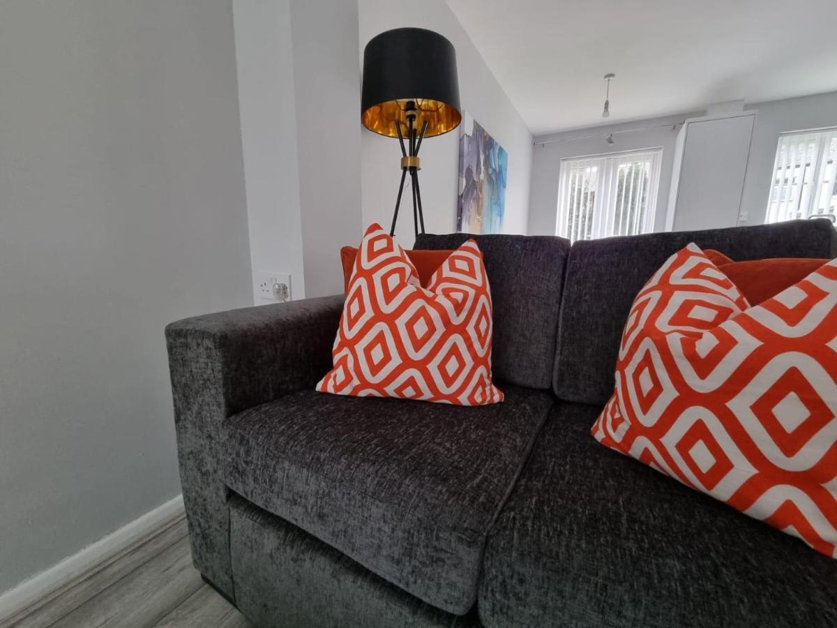 Beautiful 4 Bed Home, Sleeps 6, Driveway Parking, With Sky & Bt Sports Vakantiehuis *
