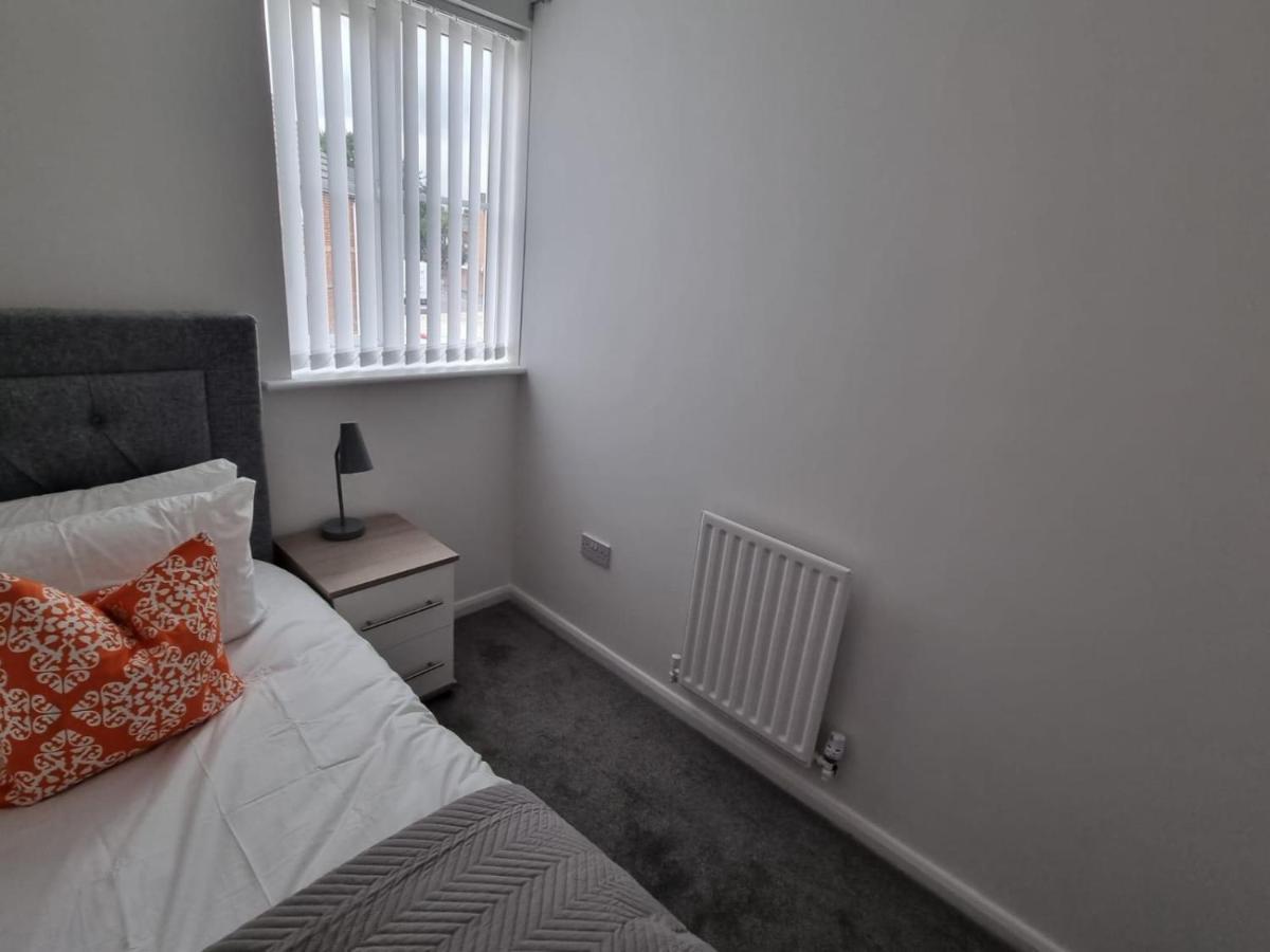 Beautiful 4 Bed Home, Sleeps 6, Driveway Parking, With Sky & Bt Sports Manchester