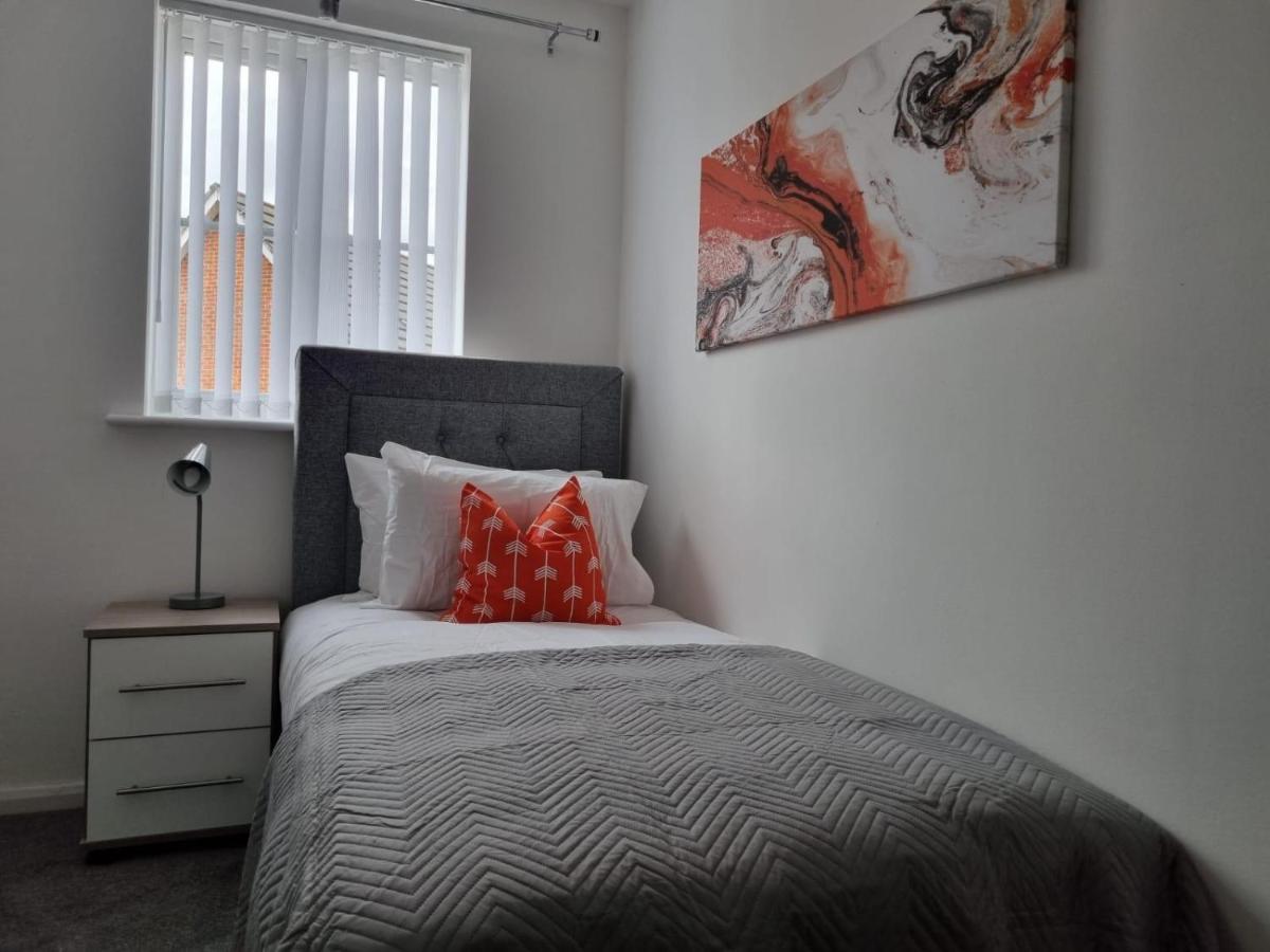 Beautiful 4 Bed Home, Sleeps 6, Driveway Parking, With Sky & Bt Sports
