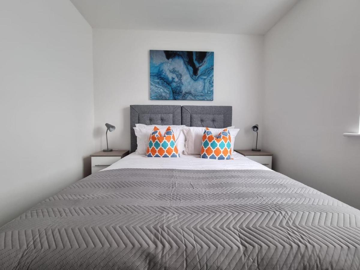 Vakantiehuis Beautiful 4 Bed Home, Sleeps 6, Driveway Parking, With Sky & Bt Sports