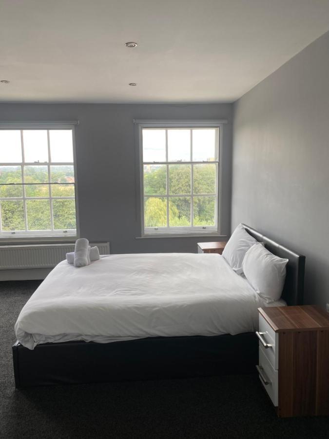 Extra Large 6 Bed 7 Bath Townhouse In * Manchester