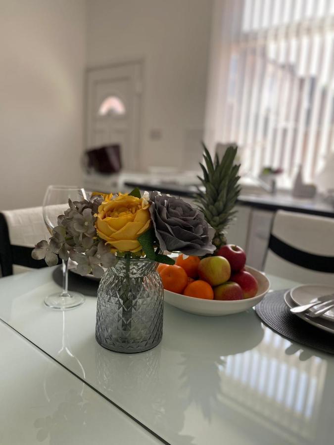 Cosy Cheerful 2 Bedrooms Near Piccadilly, Etihad Stadium Sleeps Up To 5 Holiday home *