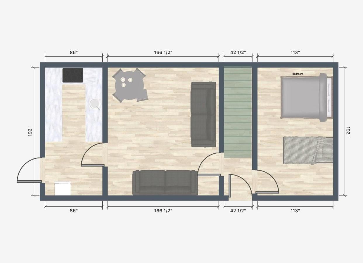 Vakantiehuis Corner House, Sleeps 8 In 4 Bedrooms, Near Train Station, Great Value! *