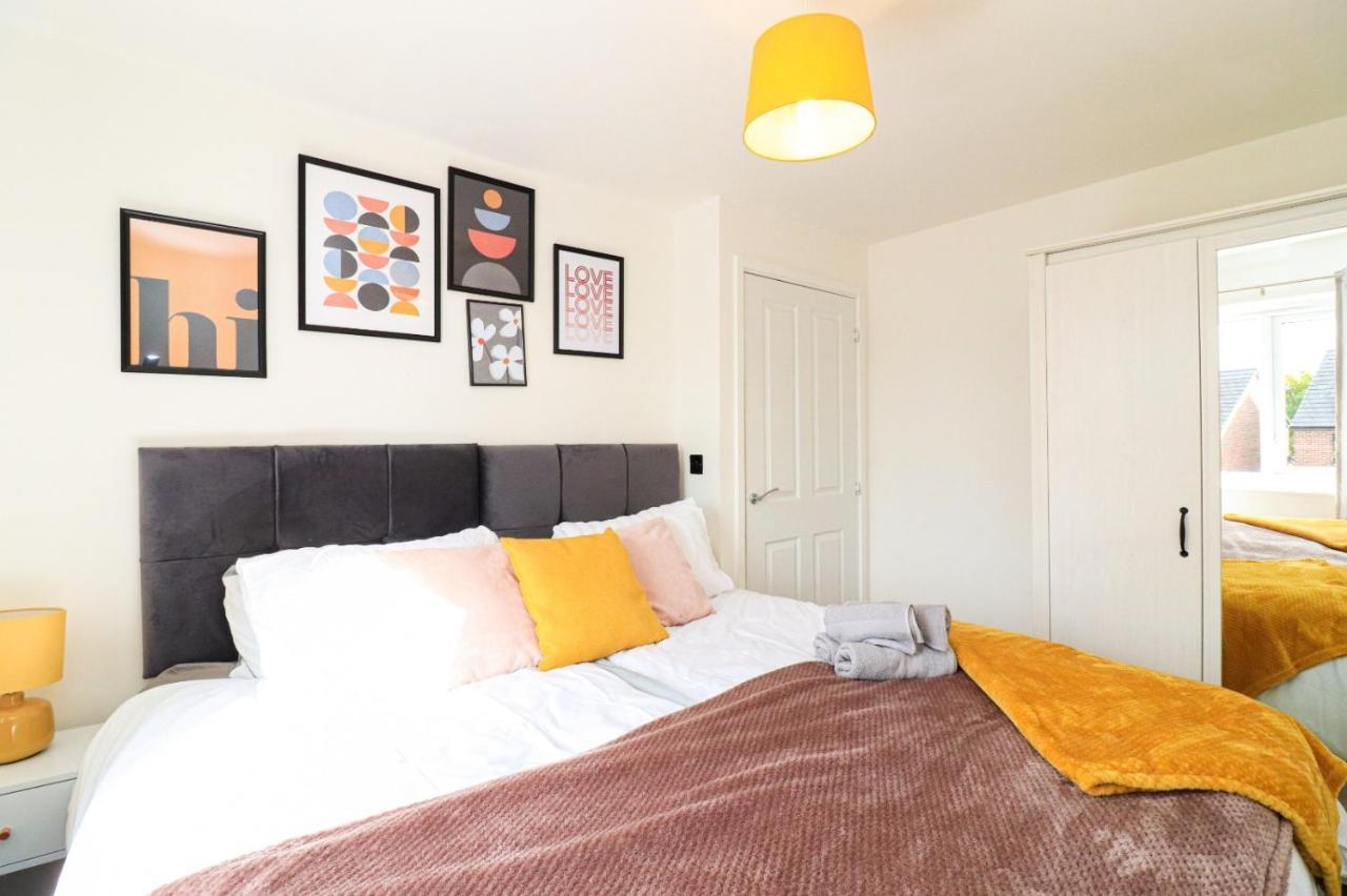 Elegant 4 Bedroom House - Parking - Garden Appartement Manchester