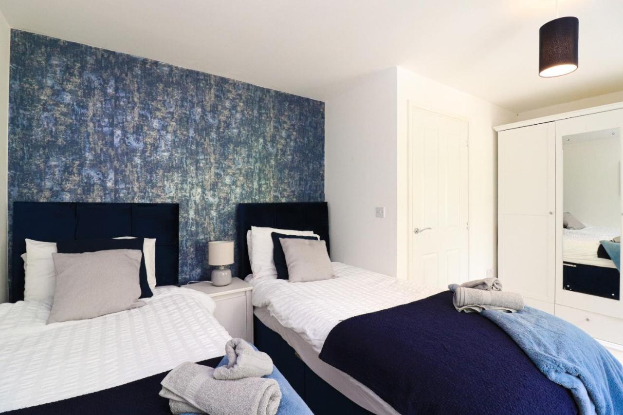 Elegant 4 Bedroom House - Parking - Garden Manchester