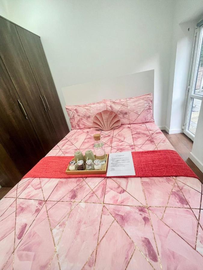 Beautiful And Spacious Apartment: 3 Beds & 2 Bath - Newly Renovated ,open-plan Kitchen/living Apartment Manchester